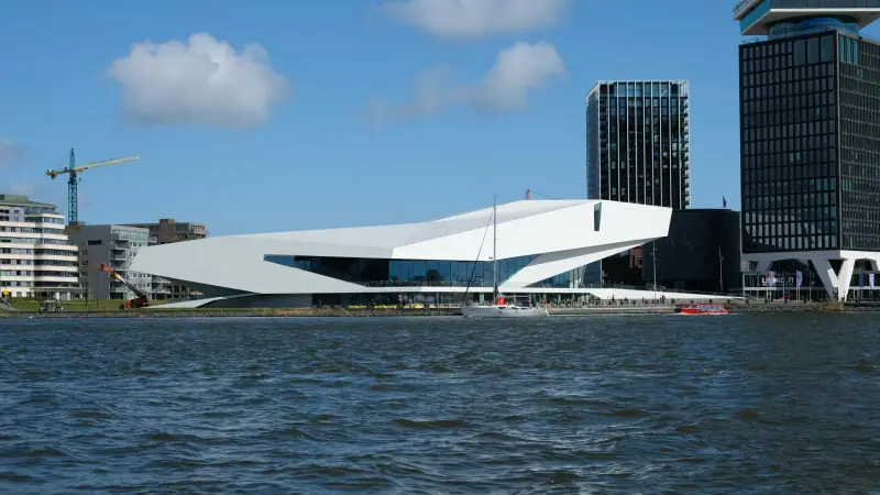 Le musée Eye Filmmuseum sur la rive nord de l'IJ à Amsterdam