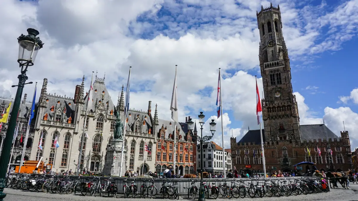 Het Belfort boven de Markt en trapgevels in Brugge