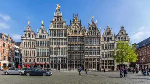Fachadas históricas de las casas gremiales del Grote Markt de Amberes de día