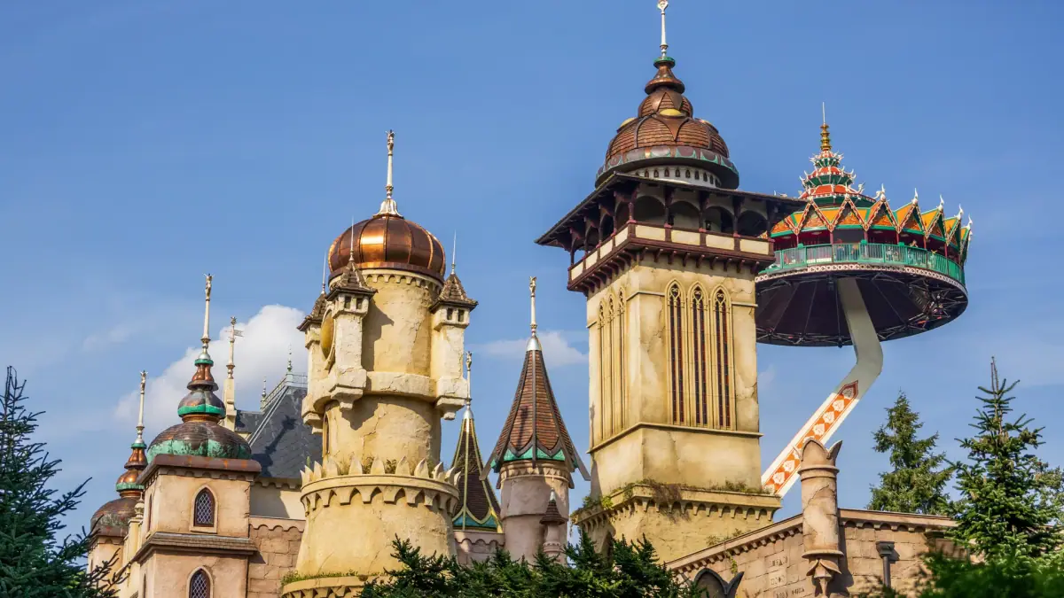 Symbolica palace and the Pagode ride at Efteling under a clear blue sky