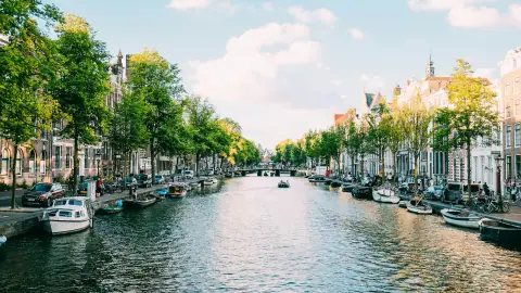 Grachtenpanden en boten langs het water in het centrum van Amsterdam