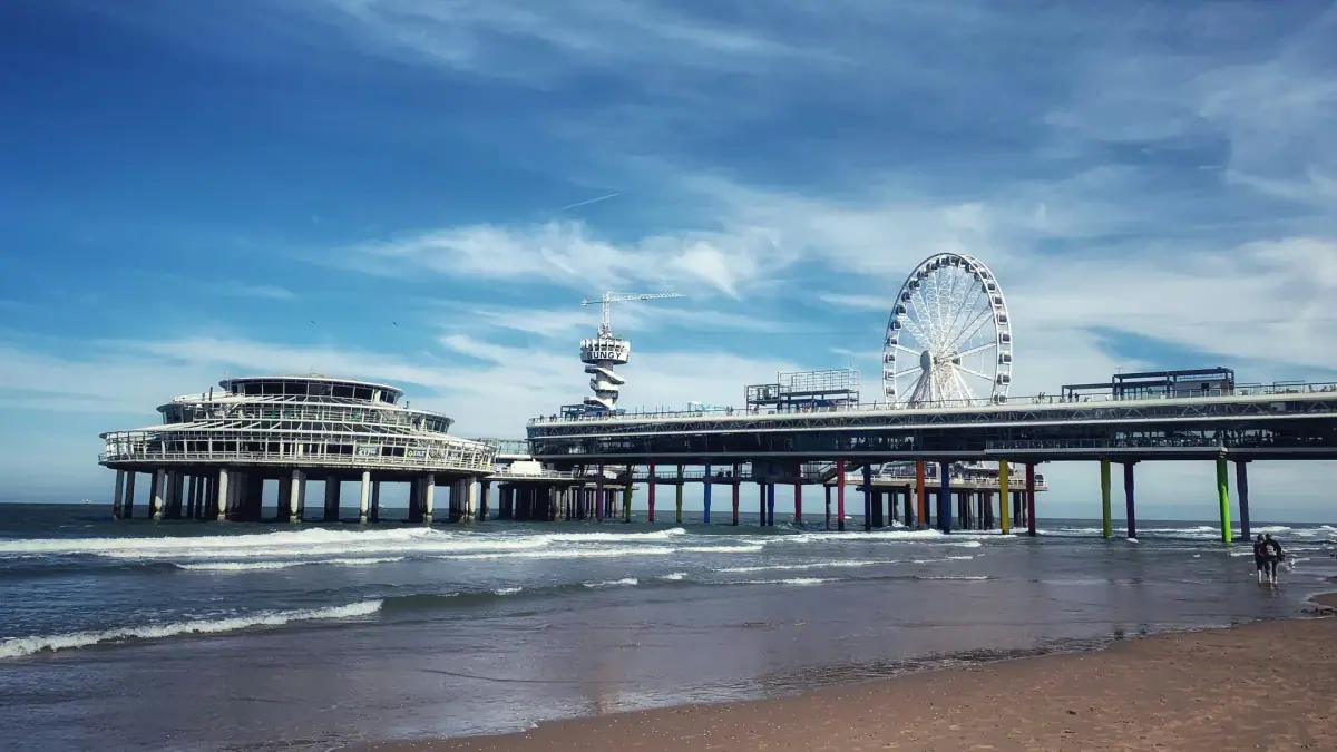 El muelle de Scheveningen y su noria sobre el mar del Norte a plena luz del día