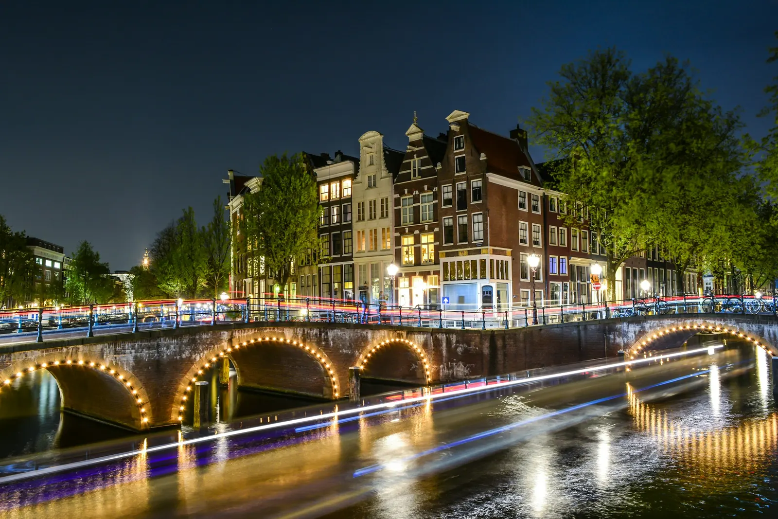 Verlichte grachtenbruggen in de nacht op de Keizersgracht, Amsterdam
